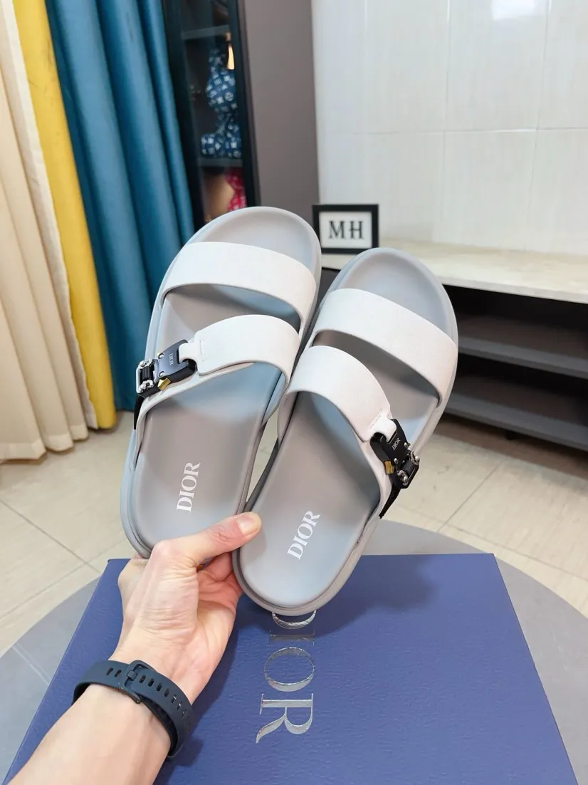 Men's Men's Shoes 💰320🌸🌸Dior Aqua Men's Sandals Slippers. Showcasing Dior haute couture design. The Dior gray suede strap is accented with an aluminum Dior buckle for added style. Paired with a comfortable tonal notch sole, they pair easily with shorts or jeans for a sophisticated look. Main body: suede cow leather, technical fabric lining: cow leather, with adjustable straps, aluminum Dior buckle, Dior gray EVA insole, tonal notch rubber outsole splicing structure👌👌size: 38-44 (45.46 customized)